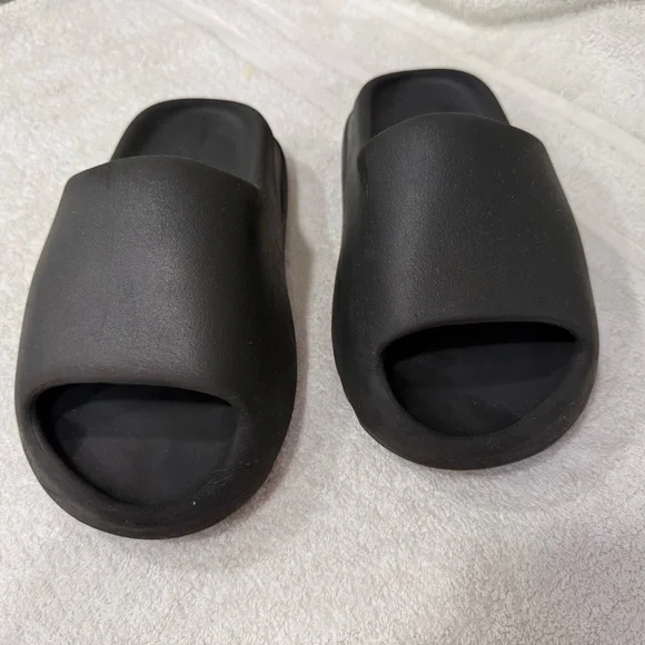 Kids Size 4 Youth Yeezy Onyx Black Slide Sandals - Picture 7 of 10
